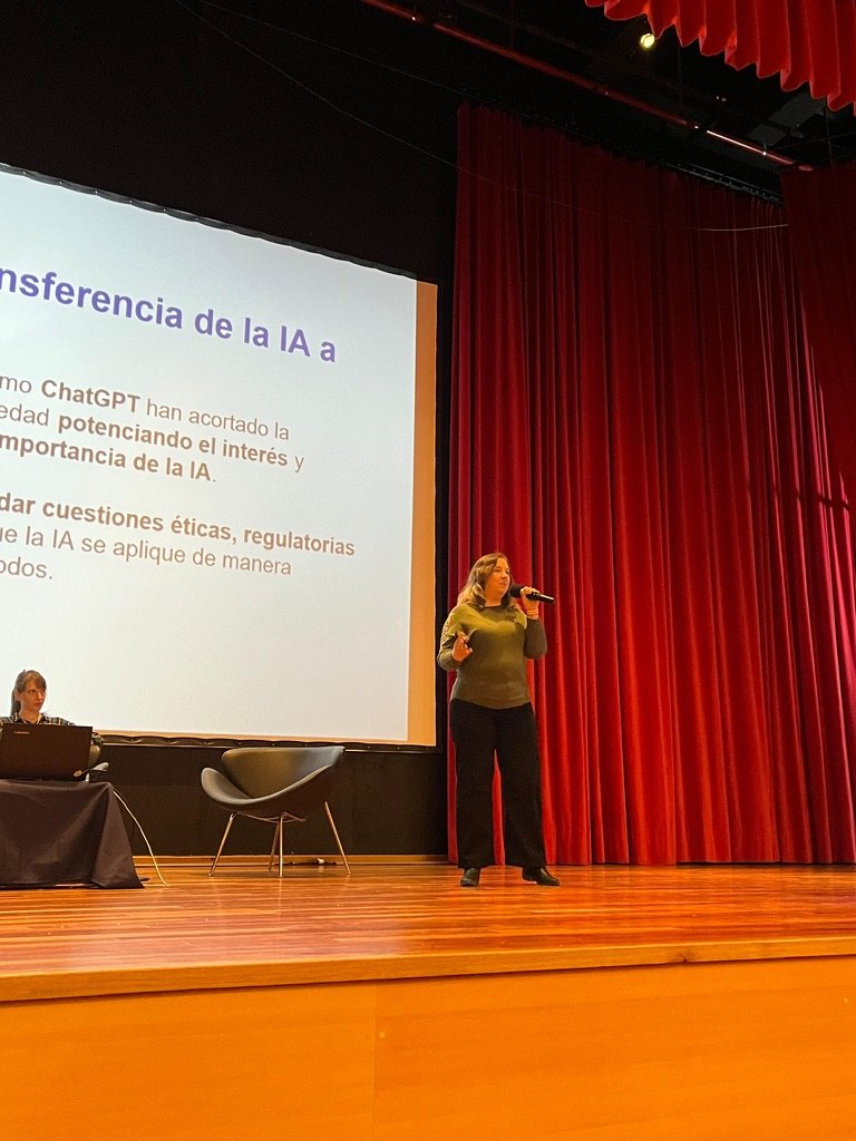 Paula Toselli exponiendo en un auditorio