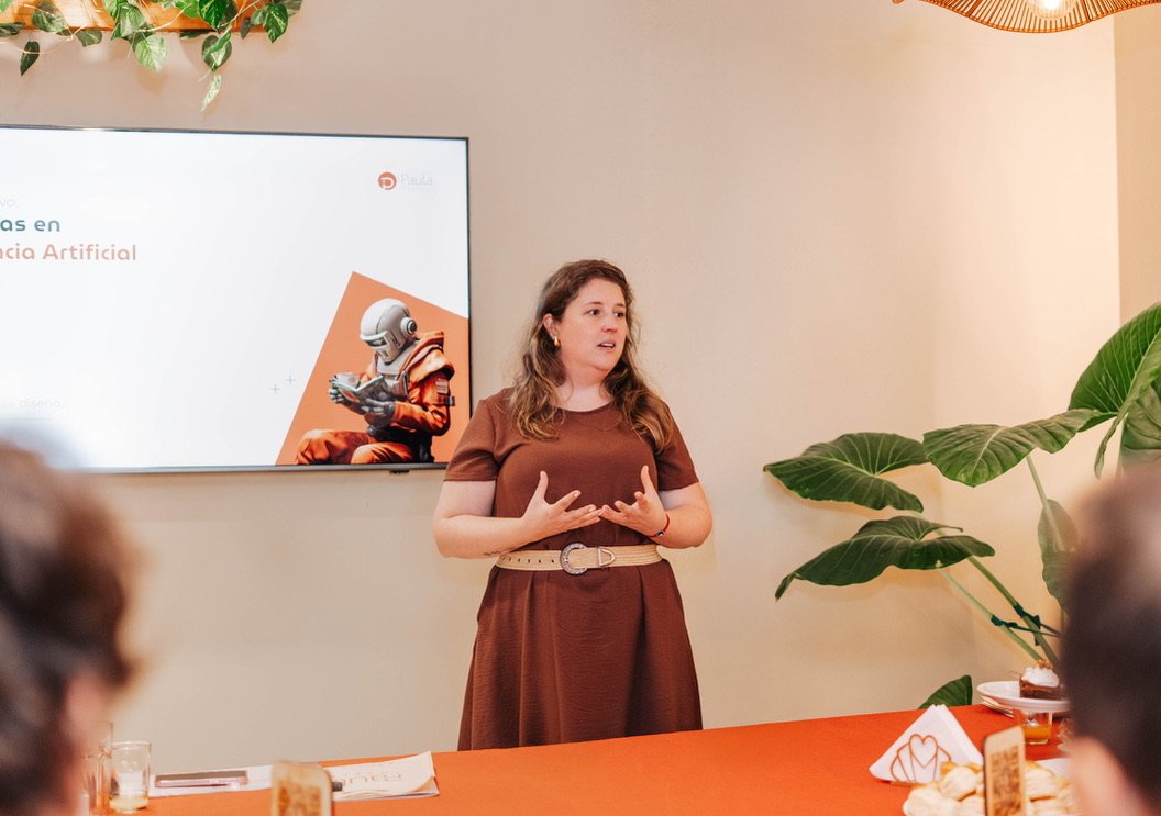 Paula Toselli dando una charla sobre inteligencia artificial