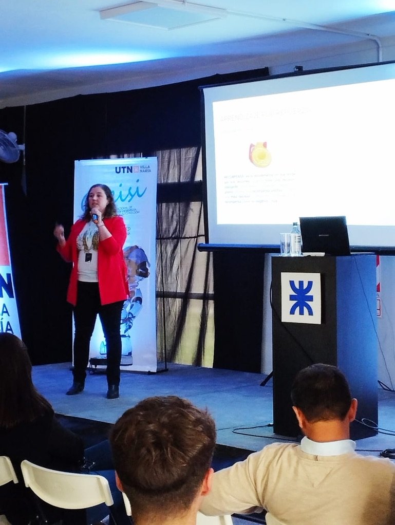 Paula Toselli en una conferencia en la UTN